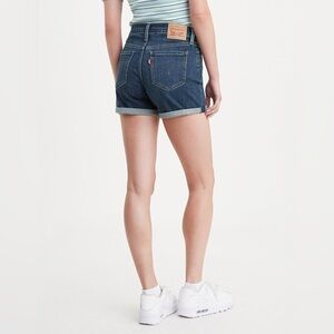Women’s Cuffed Levi’s Natural Blue Denim Mid Length Shorts, size 27